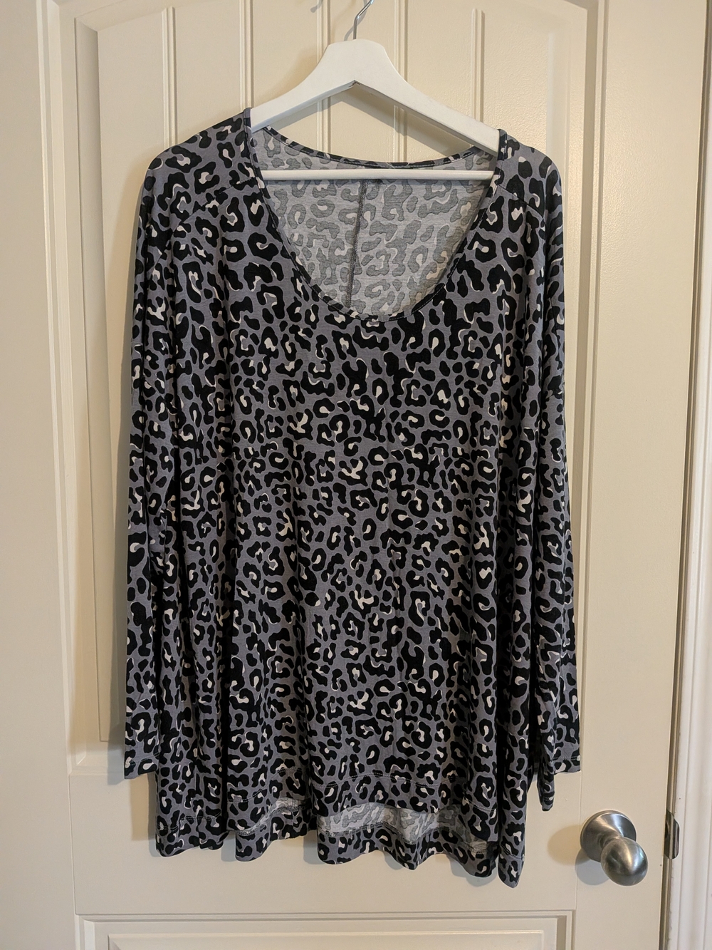 3/$45 - Grey and Black Leopard Print V-Neck Long Sleeve Top